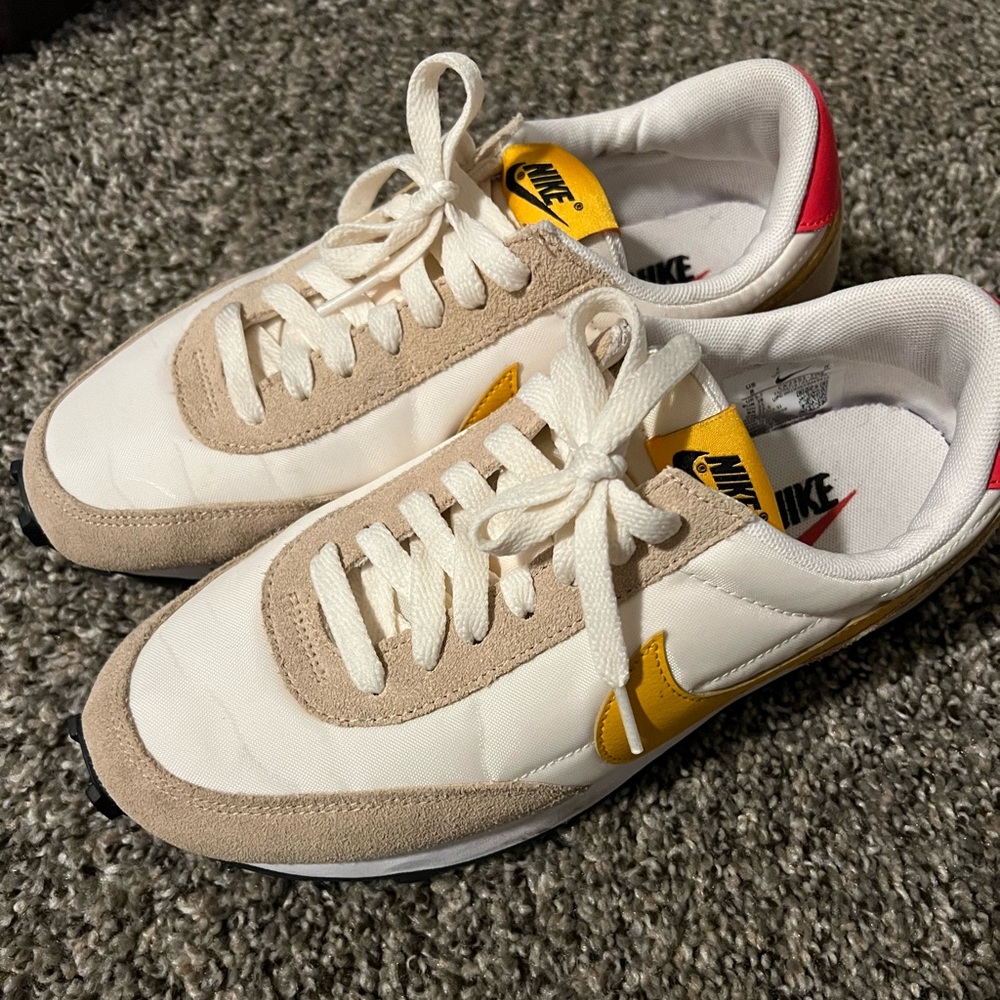 NIKE Daybreak Lace Up Athletic Shoe Women’s Size 8 - Beige & White